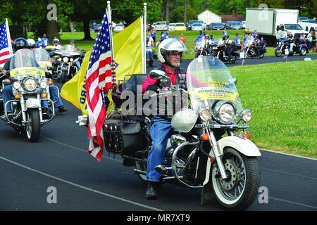 Patriot Guard Rider, Bobby Lipes, chevauche son vélo autour de la piste du stade Williams lors de la 7e course annuelle pour les morts le 20 mai au stade de Williams. La Patriot Guard Riders est une organisation dont les membres assister aux funérailles de membres de l'armée américaine, les pompiers, la police et à l'invitation d'une famille du défunt. Lesley (Atkinson, de l'armée américaine des affaires publiques de la garnison) Banque D'Images