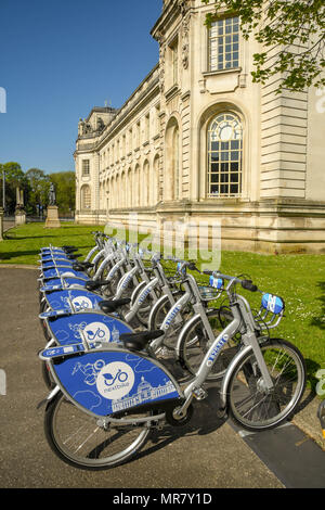 Des vélos de location dans leurs stations d'à Cardiff civic center.Le régime 'Next' a été introduite en mars 2018 Banque D'Images