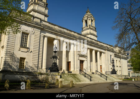 Vue extérieure de l'État en justice le centre municipal de Cardiff. Banque D'Images