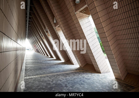 Vue d'une allée couverte autour du Centre Culturel de Hong Kong, situé à l'extrémité sud de la péninsule de Kowloon. Banque D'Images