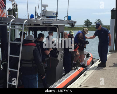 Une Garde côtière 24 pied-Craft-Shallow à but spécial de l'équipage de l'eau Gare Wachapreague apporte quatre plaisanciers en détresse jusqu'à la terre après leur bateau s'est échoué près de Wachapreague, 25 mai 2017. Les pêcheurs de loisir ne sont pas familiers avec la région, connue pour les eaux très peu profondes. (U.S. Photo de la Garde côtière Station de Wachapreague/libérés) Banque D'Images