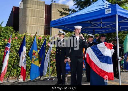 170525-N-EC099-007, SILVERDALE Washington (25 mai 2017) Musicien 2e classe Dan Weber, à l'université Bowling Green, Ohio, attribué à bande marine nord-ouest, chante l'hymne national au cours de la Journée de commémoration annuelle 'Tolling les bateaux' au parc de dissuasion sur la base navale Kitsap-Bangor. Un total de 65 sous-marins américains ont été perdus depuis 1915, avec 52 perdue pendant la Seconde Guerre mondiale. (U.S. Photo par marine Spécialiste de la communication de masse de 3e classe Charles D. Gaddis IV/libérés) Banque D'Images