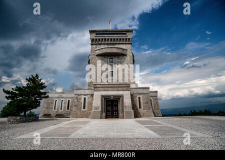 Le Cerje monument, un monument pour les défenseurs de la patrie se dresse sur la colline de Cerje, à l'extrémité ouest de la plateau karstique. Banque D'Images