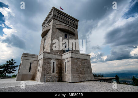 Le Cerje monument, un monument pour les défenseurs de la patrie se dresse sur la colline de Cerje, à l'extrémité ouest de la plateau karstique. Banque D'Images