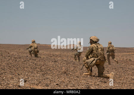 Le Sgt. Austin McGill, un fantassin de Calédonie, Michigan, affectés au siège de l'entreprise et de l'Administration centrale, 3e Bataillon, 8e régiment de cavalerie blindée, 3e Brigade Combat Team, 1re Division de cavalerie, donne les commandes à son équipe comme ils lié vers l'objectif à un niveau de l'entreprise combinée arms exercice de tir réel 14 mai à Wadi Shadiya, la Jordanie dans le cadre de l'exercice 2017 lion avide. Désireux Lion a été un exercice multinational d'une semaine avec le Royaume hachémite de Jordanie, afin d'échanger de l'expertise militaire et améliorer l'interopérabilité entre les pays partenaires. (U.S. Photo de l'armée par le personnel Sg Banque D'Images