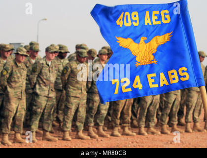 Le 724th Expeditionary Air base Squadron est une unité de l'armée de l'air des États-Unis opérant à la Nigerien Air base 201 à Agadez, Niger. Le 15 mai 2017, son guide a été affiché lors d'une cérémonie de changement de commandement symbolisant le transfert d'autorité. L'image d'archives documente la norme de l'escadron lors de l'événement officiel. Banque D'Images