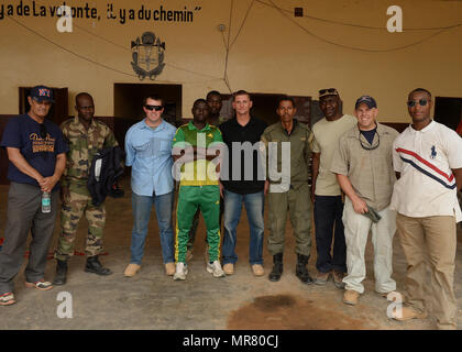 Aviateurs déployés à la base aérienne 724e Escadron expéditionnaire et les membres des Forces Armées Nigeriennes posent pour une photo à Agadez, Niger, 16 mai 2017. Les pompiers du 724e l'EABS a visité le service d'incendie de ventilateur pour un projet commun de l'échange de connaissances pour aider à poursuivre l'établissement de partenariats. (U.S. Photo de l'Armée de l'air par la Haute Airman Jimmie D. Pike) Banque D'Images