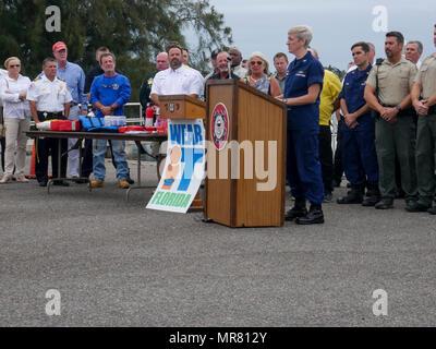 Le Capitaine Holly Najarian, commandant du Secteur de Saint-Pétersbourg, les membres de la Florida Fish and Wildlife Conservation Commission et agences partenaires tenir un point de presse Jeudi, 25 mai 2017 à la rampe de bateau Gandy, Tampa, en Floride, à promouvoir la sécurité nautique et de discuter de l'application accrue de bateaux à passagers au cours de la Semaine nationale de la sécurité nautique et en préparation pour le week-end du Memorial Day. Tout au long NBSW divers organismes associés pour promouvoir l'éducation nautique lors d'une multitude d'événements. (U.S. Photo de la Garde côtière par Seaman Michael Clark) Banque D'Images