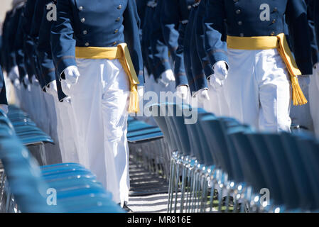 La remise des diplômes de la classe 2017 de l'Académie de l'Air Force des États-Unis a eu lieu le 24 mai 2017 à Colorado Springs, Colorado, mettant en service plus de 900 cadets comme second lieutenants. La cérémonie comprenait une marche officielle pour attribuer des places sur le terrain de parade. L'image d'archive documente la formation cadette qui avance pendant l'événement. Banque D'Images