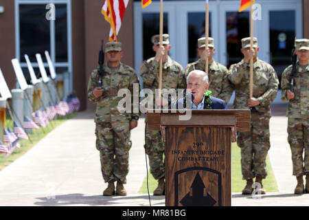 Le brig. Bgén (ret) Irwin K. Cockett prononce une allocution au cours de la Garde nationale d'Hawaï 50e Vietnam Memorial Cérémonie à la 29th Infantry Brigade Combat Team Centre de préparation à Kapolei le 25 mai 2017. (U.S. La Garde nationale de l'Armée Photo libérée par la CPS. Matthieu A. Favoriser la parution/) Banque D'Images