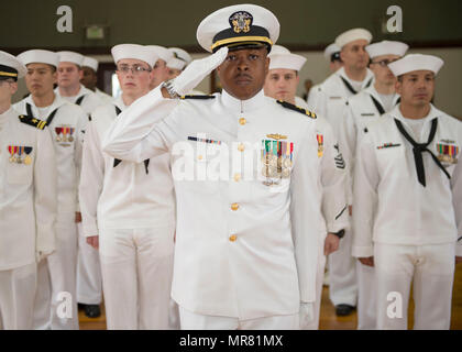 170525-N-RB168-063 Yokosuka, Japon (25 mai 2017) Le lieutenant Miguel Green, officier des opérations de la guerre anti-sous-marine Oceanography Center Yokosuka (AOMC), rend un hommage au cours de l'AOMC cérémonie de passation de commandement. Le cmdr. Mark Murnane soulagé le Cmdr. Erin Elizabeth O'Marr Acosta comme commandant de l'AOMC. (U.S. Photo par marine Spécialiste de la communication de masse 1re classe Benjamin Dobbs/libérés) Banque D'Images