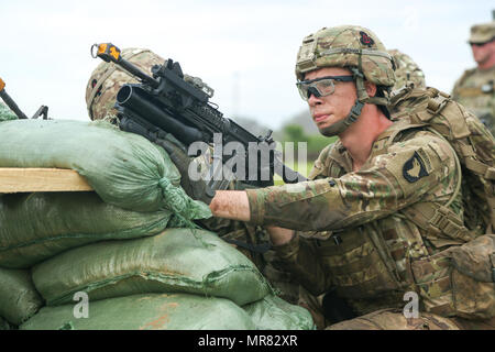 Un soldat américain affecté au 1er bataillon du 506e Régiment d'infanterie, 1e Brigade Combat Team, 101st Airborne Infantry Division participe à un exercice de tir réel au cours de 2017 à l'Accord des Bundase Bundase, Camp de formation, le Ghana, le 27 mai 2017. United Accord (anciennement de l'Accord de l'Ouest) 2017 est un annuel, combinés, exercice militaire conjoint qui favorise les relations régionales, accroît la capacité des trains et de l'Ouest américain, des forces africaines, et encourage la formation et l'interopérabilité. (U.S. Photo de l'armée par la FPC. Joseph Ami) Banque D'Images