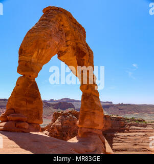 Delicate Arch se dresse contre le ciel bleu de l'Utah dans le Parc National des Arches Banque D'Images