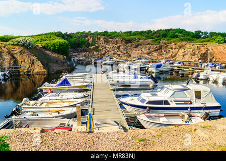 Grotvik, Halmstad, Suède - Mai 16, 2018 : Documentaire de voyage de la vie quotidienne et le lieu. Marina dans une carrière abandonnée offre une protection de tous les côtés Banque D'Images