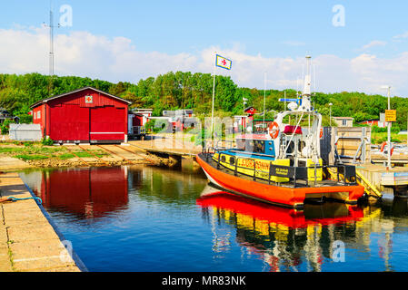 Grotvik, Halmstad, Suède - Mai 16, 2018 : Documentaire de voyage de la vie quotidienne et le lieu. Recherche et sauvetage bateau amarré à son port d'attache et de sauvetage sta Banque D'Images