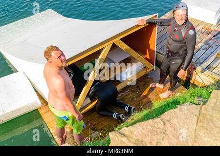 Grotvik, Halmstad, Suède - Mai 16, 2018 : Documentaire de voyage de la vie quotidienne et le lieu. Trois personnes la construction d'une rampe de saut pour la saison à venir ope Banque D'Images