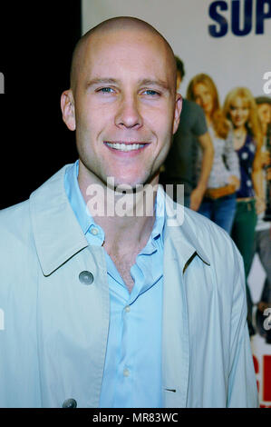 Michael Rosenbaum arrivant à l ' MOINS CHER À LA DOUZAINE PREMIERE ' au Chinese Theatre de Los Angeles. décembre 14, 2003.RosenbaumMichael051 Red Carpet Event, Vertical, USA, Cinéma, Célébrités, photographie, Bestof, Arts, Culture et divertissement, Célébrités Topix fashion / Vertical, Best of, événement dans la vie d'Hollywood, Californie - Tapis rouge et en backstage, USA, Cinéma, Célébrités, cinéma, télévision, Célébrités célébrités musique, photographie, Arts et culture, Bestof, divertissement, Topix headshot, vertical, une personne, à partir de l'an 2003, enquête tsuni@Gamma-USA Banque D'Images