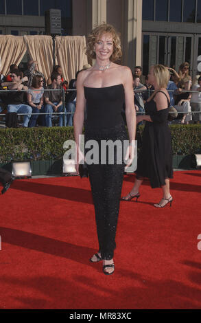 Allison Jenney à partir de l'Aile Ouest les passagers à la 8e conférence annuelle des Screen Actors Guild Awards, tenue au Shrine Auditorium à Los Angeles, CA., le dimanche 10 mars 2002. JenneyAllison20 Red Carpet Event, Vertical, USA, Cinéma, Célébrités, photographie, Bestof, Arts, Culture et divertissement, Célébrités Topix fashion / Vertical, Best of, événement dans la vie d'Hollywood, Californie - Tapis rouge et en backstage, USA, Cinéma, Célébrités, cinéma, télévision, Célébrités célébrités musique, photographie, Arts et culture, Bestof, divertissement, Topix, vertical, une seule personne, à partir de l'année , Banque D'Images