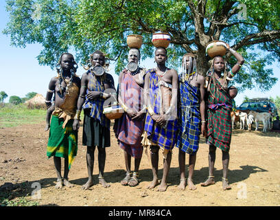 Les femmes de la tribu Mursi portrait en costume national avec bébé - 05 octobre 2012 , vallée de l'Omo, Ethiopie Banque D'Images