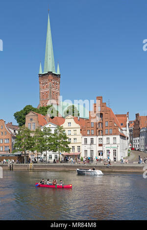 Église Saint Pierre, rivière Obertrave, Luebeck, Schleswig-Holstein, Allemagne Banque D'Images