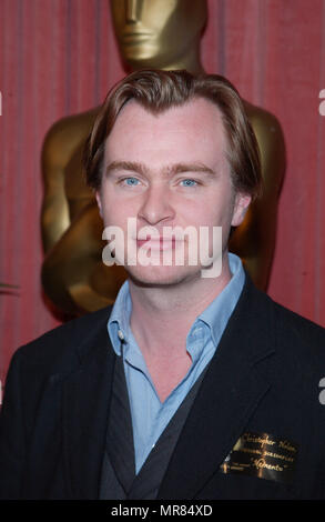 Christopher Nolan, nominé pour scénario de 'Memento', arrive à les nominés déjeuner pour la 74e annuelle des Academy Awards au Beverly Hilton Hotel à Beverly Hills, CA., lundi 11 mars, 2002. NolanChristopher01 Red Carpet Event, Vertical, USA, Cinéma, Célébrités, photographie, Bestof, Arts, Culture et divertissement, Célébrités Topix fashion / Vertical, Best of, événement dans la vie d'Hollywood, Californie - Tapis rouge et en backstage, USA, Cinéma, Célébrités, cinéma, télévision, Célébrités célébrités musique, photographie, Arts et culture, Bestof, divertissement, il Topix Banque D'Images