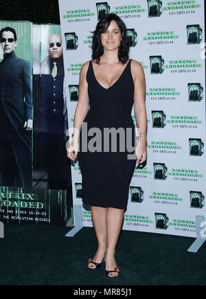 Carrie Anne-Moss arrivant à la partie pour la 'Matrix RELOADED SORTIE DVD PARTY' à Morton's à Los Angeles. Le 8 octobre 2003. Carrie-Anne Moss007 Red Carpet Event, Vertical, USA, Cinéma, Célébrités, photographie, Bestof, Arts, Culture et divertissement, Célébrités Topix fashion / Vertical, Best of, événement dans la vie d'Hollywood, Californie - Tapis rouge et en backstage, USA, Cinéma, Célébrités, cinéma, télévision, Célébrités célébrités musique, photographie, Arts et culture, Bestof, divertissement, Topix, vertical, une seule personne, à partir de l'année 2003 tsuni@Gamma-USA.com , enquête, fas Banque D'Images