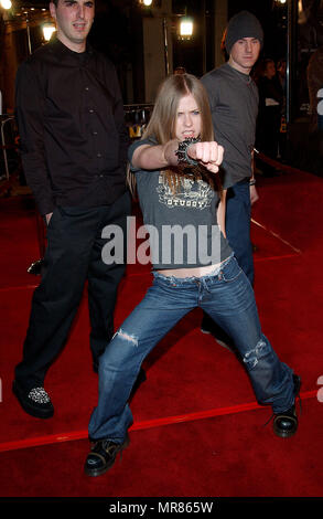 Avril Lavigne arrivant à la 8 Mile Première au Westwood Village Theatre de Los Angeles. 6 novembre, 2002.LavigneAvril008 Red Carpet Event, Vertical, USA, Cinéma, Célébrités, photographie, Bestof, Arts, Culture et divertissement, Célébrités Topix fashion / Vertical, Best of, événement dans la vie d'Hollywood, Californie - Tapis rouge et en backstage, USA, Cinéma, Célébrités, cinéma, télévision, Célébrités célébrités musique, photographie, Arts et culture, Bestof, divertissement, Topix, vertical, une seule personne, à partir de l'année 2002 , tsuni@Gamma-USA.com - enquête, la Mode Pleine longueur Banque D'Images