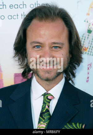 Fisher Stevens arrivant à l'Uptown Girls ' ' Premiere au Cinerama Theatre de Los Angeles. 4 août 2003 StevensFisher17 Red Carpet Event, Vertical, USA, Cinéma, Célébrités, photographie, Bestof, Arts, Culture et divertissement, Célébrités Topix fashion / Vertical, Best of, événement dans la vie d'Hollywood, Californie - Tapis rouge et en backstage, USA, Cinéma, Célébrités, cinéma, télévision, Célébrités célébrités musique, photographie, Arts et culture, Bestof, divertissement, Topix headshot, vertical, une personne, à partir de l'an 2003, enquête tsuni@Gamma-USA.com Banque D'Images