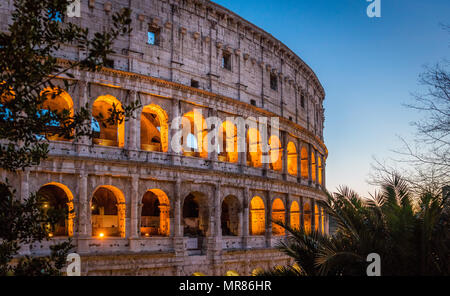 Le Colisée à Rome au coucher du soleil. Banque D'Images