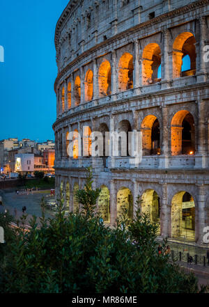 Le Colisée à Rome au coucher du soleil. Banque D'Images