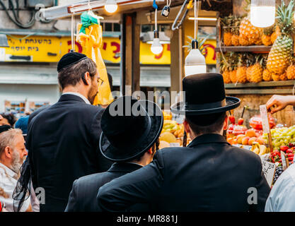 Jérusalem, Israël - Mar 16, 2018 : ultra-orthodoxe juif personnes inspecter les ananas à Jérusalem est Shruk Machane Yehuda, qui a marché plus de 250 produits alimentaires Banque D'Images