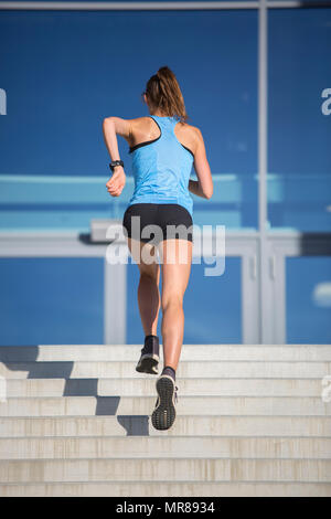 Femme athlète courir vers le haut de l'escalier Banque D'Images