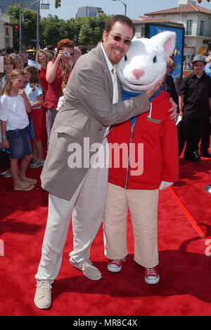 Rob Minkoff arrivant à la première de Stuart Little 2 au Westwood Village Theatre de Los Angeles. 14 juillet, 2002. MinkoffRob administrateur01 Red Carpet Event, Vertical, USA, Cinéma, Célébrités, photographie, Bestof, Arts, Culture et divertissement, Célébrités Topix fashion / Vertical, Best of, événement dans la vie d'Hollywood, Californie - Tapis rouge et en backstage, USA, Cinéma, Célébrités, cinéma, télévision, Célébrités célébrités musique, photographie, Arts et culture, Bestof, divertissement, Topix, vertical, une seule personne, à partir de l'année 2002 , tsuni@Gamma-USA.com - Mode d'enquête, Banque D'Images
