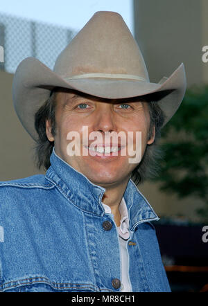 Dwight Yoakam arrivant à la première de ' Hollywood Homicide ' au Westwood Village Theatre de Los Angeles. 10 juin 2003.YoakamDwight07 Red Carpet Event, Vertical, USA, Cinéma, Célébrités, photographie, Bestof, Arts, Culture et divertissement, Célébrités Topix fashion / Vertical, Best of, événement dans la vie d'Hollywood, Californie - Tapis rouge et en backstage, USA, Cinéma, Célébrités, cinéma, télévision, Célébrités célébrités musique, photographie, Arts et culture, Bestof, divertissement, Topix headshot, vertical, une personne, à partir de l'an 2003, enquête tsuni@Gamma-USA.c Banque D'Images