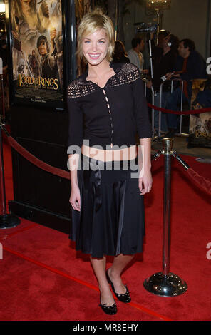 Ashley Scott arrivant à l ' SEIGNEUR DES ANNEAUX:LE RETOUR DU ROI PREMIERE ' au Westwood Village Theatre de Los Angeles. Le 3 décembre 2003. ScottAshley098 Red Carpet Event, Vertical, USA, Cinéma, Célébrités, photographie, Bestof, Arts, Culture et divertissement, Célébrités Topix fashion / Vertical, Best of, événement dans la vie d'Hollywood, Californie - Tapis rouge et en backstage, USA, Cinéma, Célébrités, cinéma, télévision, Célébrités célébrités musique, photographie, Arts et culture, Bestof, divertissement, Topix, vertical, une seule personne, à partir de l'année 2003, enquête tsuni@ Banque D'Images