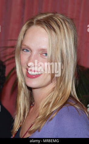 Uma Thurman arrive sur les nominés pour le déjeuner annuel 74e Academy Awards au Beverly Hilton Hotel à Beverly Hills, Ca., 11 mars 2002. ThurmanUma01 Red Carpet Event, Vertical, USA, Cinéma, Célébrités, photographie, Bestof, Arts, Culture et divertissement, Célébrités Topix fashion / Vertical, Best of, événement dans la vie d'Hollywood, Californie - Tapis rouge et en backstage, USA, Cinéma, Célébrités, cinéma, télévision, Célébrités célébrités musique, photographie, Arts et culture, Bestof, divertissement, Topix headshot, vertical, une personne, à partir de l'an 2002, à l'enquête Banque D'Images