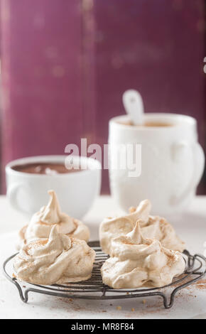Meringues café de sauce au chocolat Banque D'Images