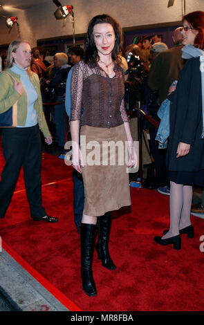 Molly Parker arrivant à l'avant-première de la fragilité à l'Lemmle Theatre de Los Angeles. Le 9 avril 2002. ParkerMolly01 Red Carpet Event, Vertical, USA, Cinéma, Célébrités, photographie, Bestof, Arts, Culture et divertissement, Célébrités Topix fashion / Vertical, Best of, événement dans la vie d'Hollywood, Californie - Tapis rouge et en backstage, USA, Cinéma, Célébrités, cinéma, télévision, Célébrités célébrités musique, photographie, Arts et culture, Bestof, divertissement, Topix, vertical, une seule personne, à partir de l'année 2002 , tsuni@Gamma-USA.com - enquête, la Mode Pleine longueur Banque D'Images