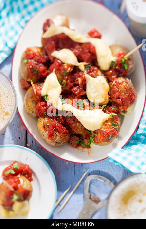 Patatas bravas avec sauce tomate et chorizo avec l'aïoli à l'ail Banque D'Images