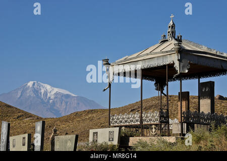 Le mont Ararat se profile derrière un cimetière à côté du monastère de Khor Virap en Arménie. De nombreuses pierres tombales : des photographies de la personne décédée. Banque D'Images