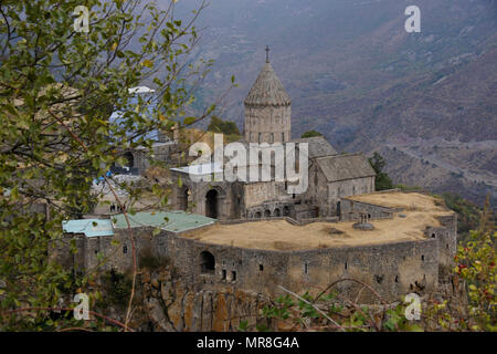 Monastère de Tatev avec l'église de Surp Poghos-Petros (St. Paul et Saint Pierre) se trouve sur le bord du Vorotan Canyon sur un jour nuageux à l'automne, l'Arménie Banque D'Images