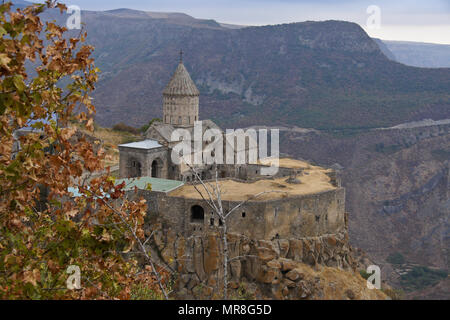 Monastère de Tatev avec l'église de Surp Poghos-Petros (St. Paul et Saint Pierre) se trouve sur le bord du Vorotan Canyon sur un jour nuageux à l'automne, l'Arménie Banque D'Images