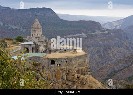 Monastère de Tatev avec l'église de Surp Poghos-Petros (St. Paul et Saint Pierre) se trouve sur le bord du Vorotan Canyon sur un jour nuageux à l'automne, l'Arménie Banque D'Images