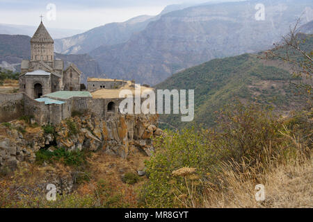 Monastère de Tatev avec l'église de Surp Poghos-Petros (St. Paul et Saint Pierre) se trouve sur le bord du Vorotan Canyon sur un jour nuageux à l'automne, l'Arménie Banque D'Images