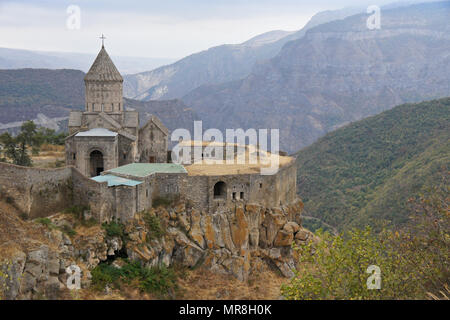 Monastère de Tatev avec l'église de Surp Poghos-Petros (St. Paul et Saint Pierre) se trouve sur le bord du Vorotan Canyon sur un jour nuageux à l'automne, l'Arménie Banque D'Images