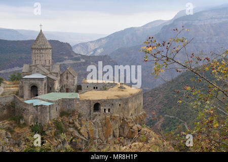 Monastère de Tatev avec l'église de Surp Poghos-Petros (St. Paul et Saint Pierre) se trouve sur le bord du Vorotan Canyon sur un jour nuageux à l'automne, l'Arménie Banque D'Images