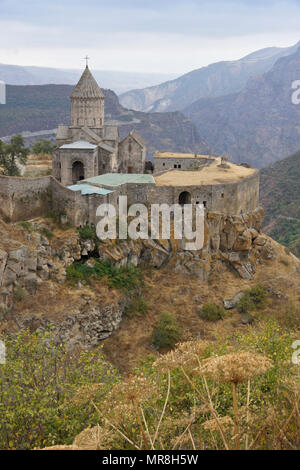 Monastère de Tatev avec l'église de Surp Poghos-Petros (St. Paul et Saint Pierre) se trouve sur le bord du Vorotan Canyon sur un jour nuageux à l'automne, l'Arménie Banque D'Images