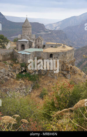 Monastère de Tatev avec l'église de Surp Poghos-Petros (St. Paul et Saint Pierre) se trouve sur le bord du Vorotan Canyon sur un jour nuageux à l'automne, l'Arménie Banque D'Images