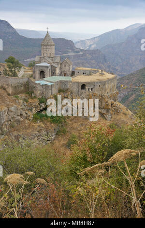 Monastère de Tatev avec l'église de Surp Poghos-Petros (St. Paul et Saint Pierre) se trouve sur le bord du Vorotan Canyon sur un jour nuageux à l'automne, l'Arménie Banque D'Images