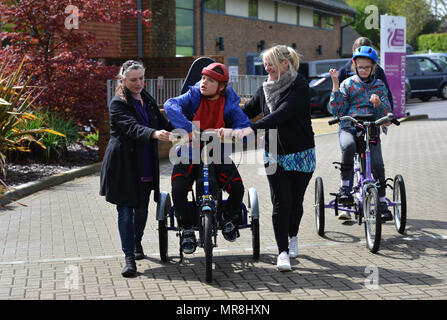 S'occupant d'enfants handicapés à Chailey Heritage Foundation, East Sussex UK Banque D'Images